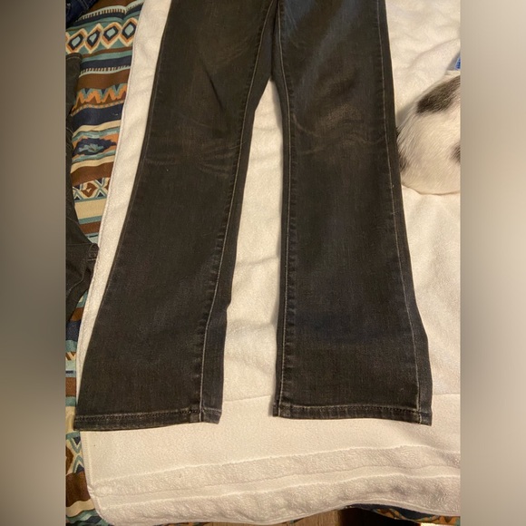 Womens classic mid rise Levi skinny jeans in size 8 Soft black color. - Picture 2 of 3